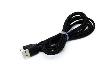 Siyah usb kablosu beyaz arkaplanda izole edildi.