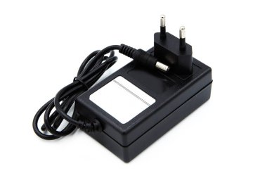 AC-DC Adaptörü. Şarj cihazı beyaz arkaplanda izole edildi. 