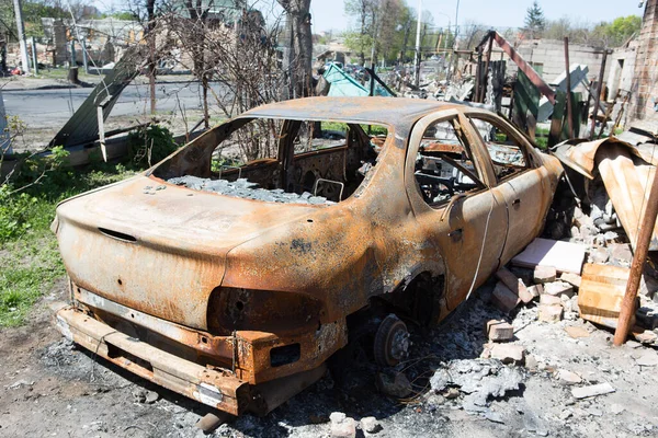 基辅地区布查 2022年5月5日 一辆在爆炸后被烧毁的汽车停在一座被毁房屋的院子里 2022年5月5日俄罗斯和乌克兰之间的战争 — 图库照片