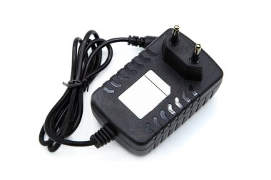 AC-DC Adaptörü. Şarj cihazı beyaz arkaplanda izole edildi.