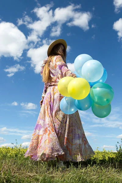 Młoda Piękna Kobieta Balonami Tle Nieba Odwrócone Bokiem — Zdjęcie stockowe