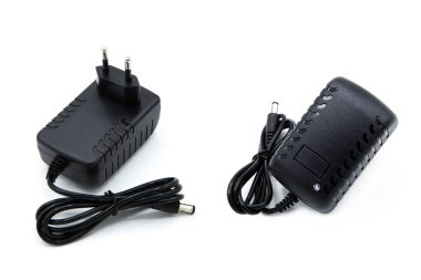 AC-DC Adaptörü. Şarj cihazı beyaz arkaplanda izole edildi.