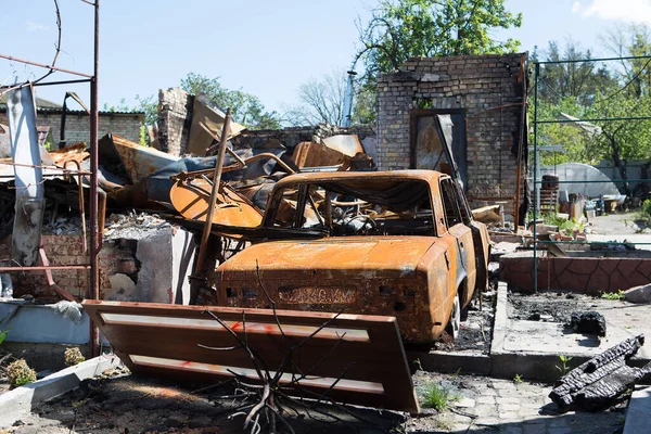 2022年5月19日 基辅地区的Hostomel 一辆在爆炸后被烧毁的汽车停在一座被毁房屋的院子里 2022年5月19日俄罗斯与乌克兰战争 — 图库照片