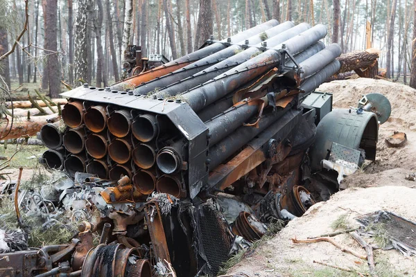 Kolonshchyna, Kyiv bölgesi - 21 Nisan 2022: Rus çoklu roket sistemi Uragan Ukraynalılar tarafından yok edildi. Rusya ile Ukrayna arasındaki savaş, 21 Nisan 2022