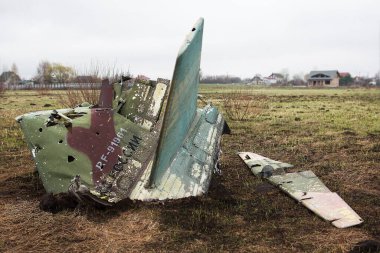 Andriivka, Kyiv bölgesi - 21 Nisan 2022: Ukrayna 'daki köyleri bombalayan bir Rus askeri Su-25SM saldırı uçağının enkazı. Rusya ile Ukrayna arasındaki savaş, 21 Nisan 2022.