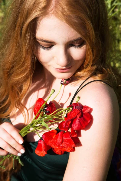 양귀비 꽃다발을 아름답고 아름다운 여자의 — 스톡 사진