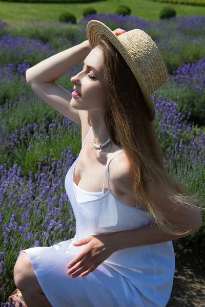 Sexy Young Woman Enjoying Fragrance Flowers While Sitting Lavender Field — 스톡 사진