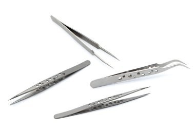 Beyaz arkaplanda çeşitli cımbızlar izole edildi.