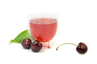 Beyaz arka planda izole edilmiş kiraz suyuyla dolu çift dipli şeffaf cam..