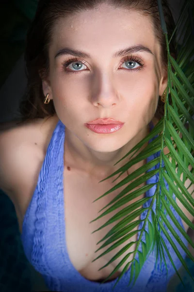 Portrait Young Woman Water Drops Dark Background — Foto de Stock