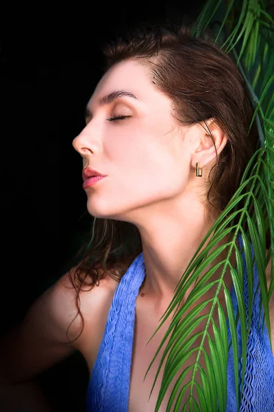 Portrait Young Woman Water Drops Palm Tree Black Background — Foto de Stock