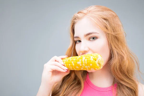 Молодая Красивая Женщина Ест Кукурузу Сером Фоне Концепция Здорового Питания — стоковое фото