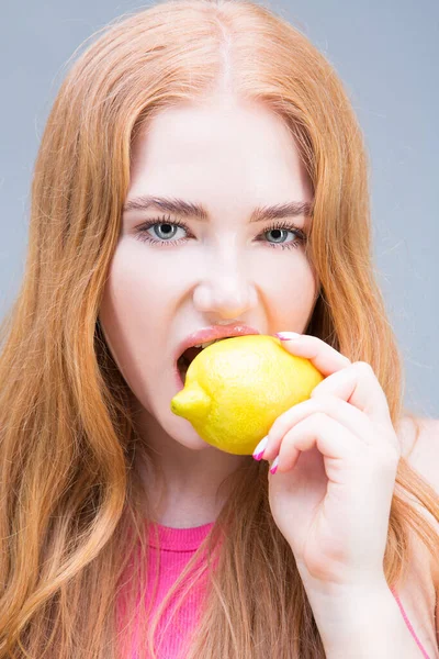 Молодая Красивая Женщина Ест Лимон Изолирован Сером Фоне Концепция Здорового — стоковое фото