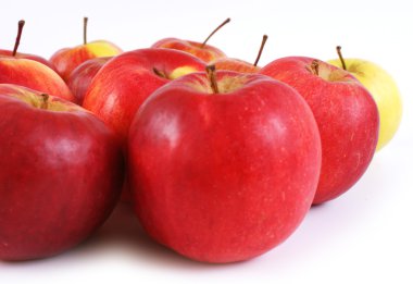 Sepette kırmızı elmalar