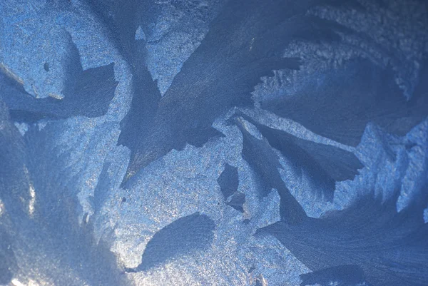 Padrão de gelo em uma janela em tempo de inverno — Fotografia de Stock