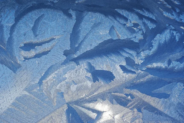 Padrão de gelo em uma janela em tempo de inverno — Fotografia de Stock