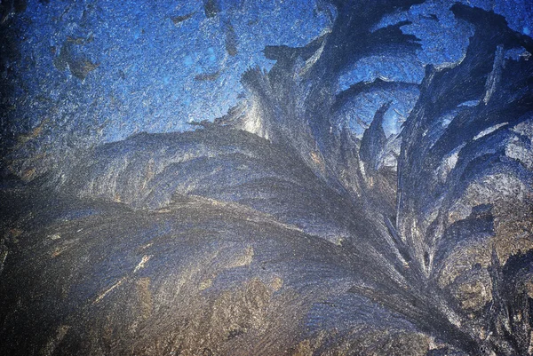 Eismuster auf einem Fenster im Winter — Stockfoto