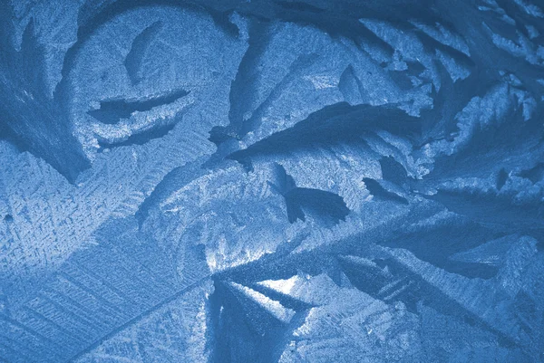 Modello di ghiaccio su una finestra in tempo invernale — Foto Stock