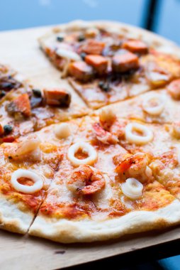 Deniz mahsulleri yarı somon pizza