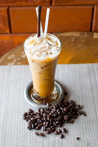 冰咖啡和咖啡豆 — 图库照片