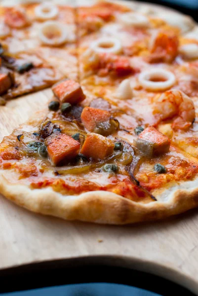 Морепродукты наполовину лосось пицца — стоковое фото