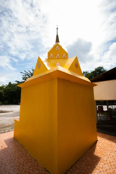 Estupa dourada em Wat — Fotografia de Stock