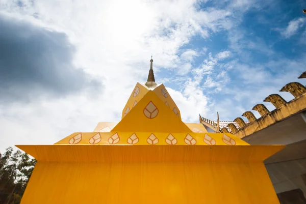 Gouden stoepa in wat — Stockfoto