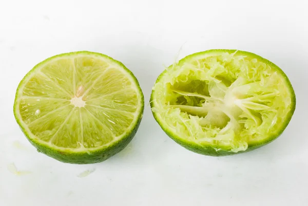 Limão sobre um fundo branco — Fotografia de Stock