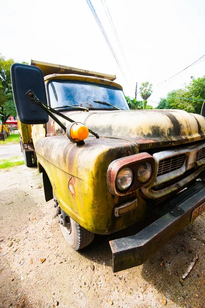 Vecchio camion giallo — Foto Stock