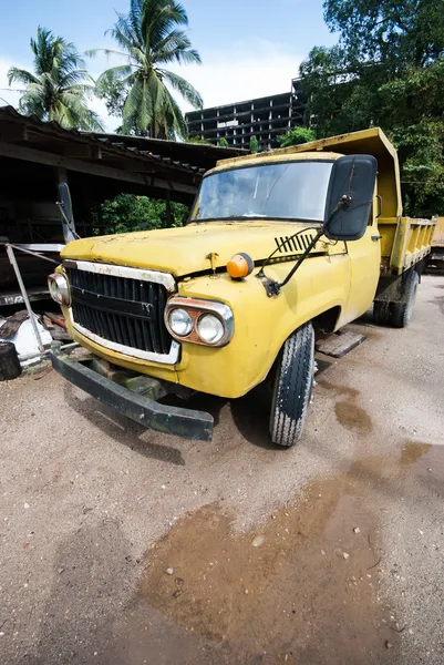Oude gele vrachtwagen — Stockfoto