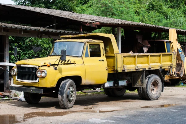 Vecchio camion giallo — Foto Stock