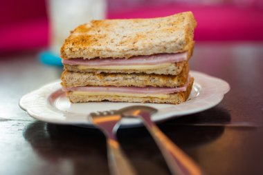 jambon ve peynirli tost sandwich