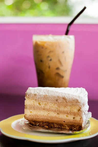 Buzlu kahve ve kek — Stok fotoğraf
