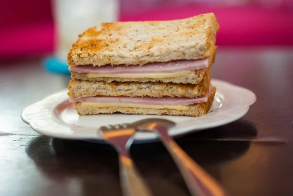 Обсмажений бутерброд з шинкою та сиром — стокове фото