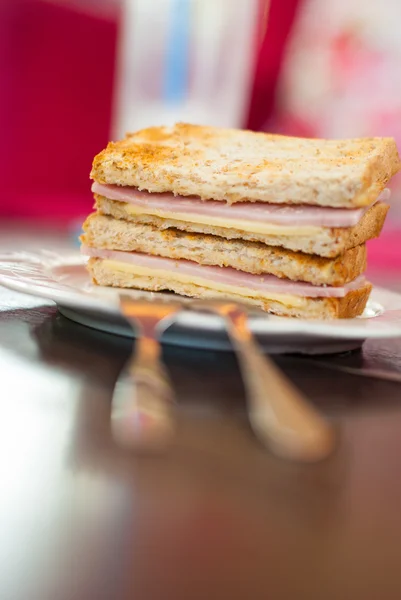 Opékaný sendvič se šunkou a sýrem — Stock fotografie