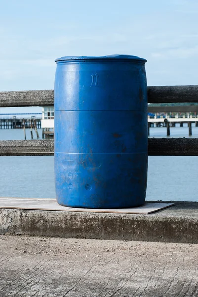 Blå plast 200 liter — Stockfoto