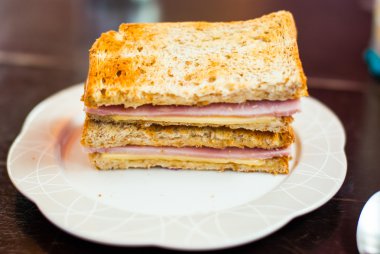 jambon ve peynirli tost sandwich