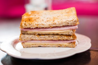 jambon ve peynirli tost sandwich