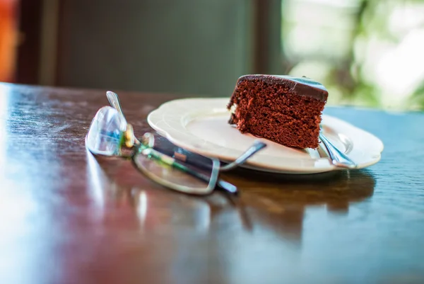 Schokoladenkuchen mit einem Glas — Stockfoto
