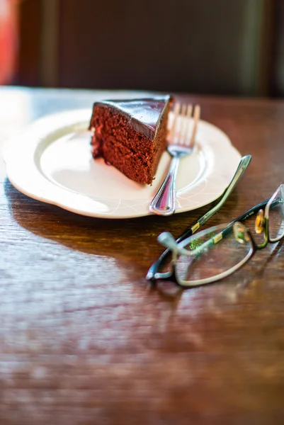 Chokladkaka med ett glas — Stockfoto