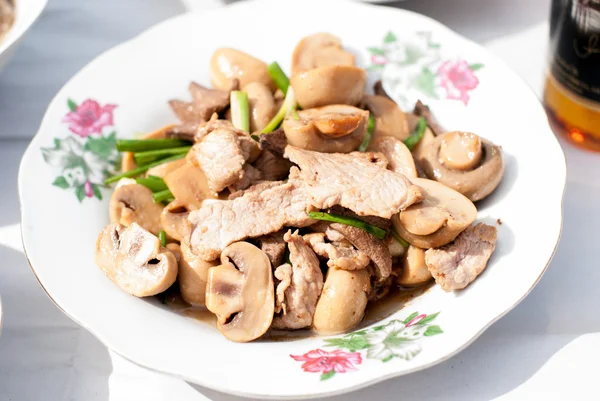 mantar soslu kızarmış domuz eti