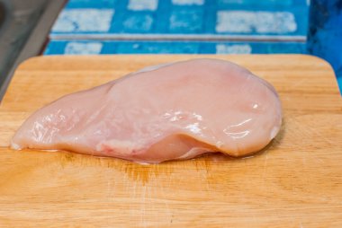 Çiğ tavuk göğsü.