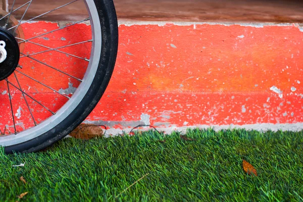 Bicycle wheel on the grass — Stock Photo, Image