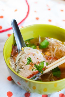 şehriye ile kavrulmuş kırmızı domuz