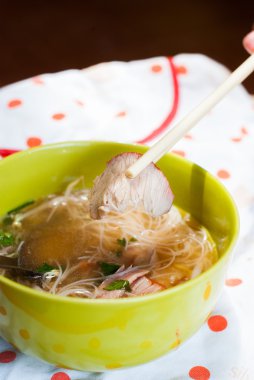 şehriye ile kavrulmuş kırmızı domuz