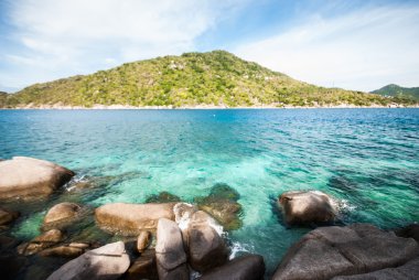 şeffaf mavi deniz, dağlar ve gökyüzü