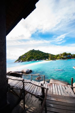 şeffaf mavi deniz, dağlar ve gökyüzü