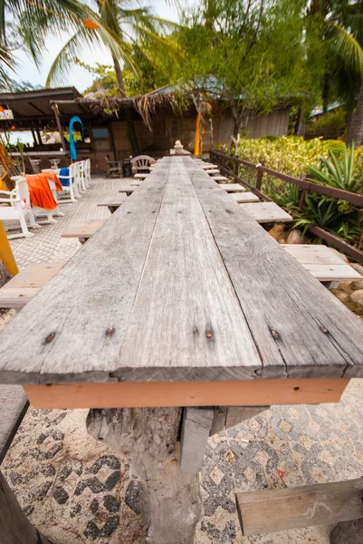 Lange houten tafel. — Stockfoto