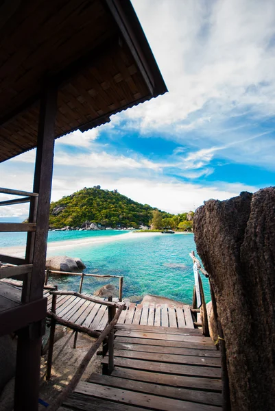 Transparent blue sea, mountains and the sky — Stock Photo, Image