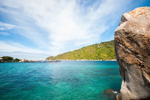 Transparent blue sea, mountains and the sky — Stock Photo, Image